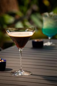 un vaso de martini sentado sobre una mesa en Hotel Indigo Miami Brickell, an IHG Hotel, en Miami