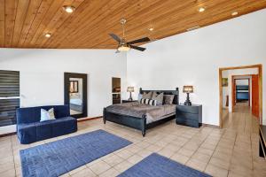 Katil atau katil-katil dalam bilik di By the Sea Villa +36 gambar