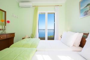 Postel nebo postele na pokoji v ubytování Natura Villas