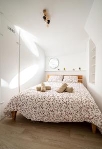 ナミュールにあるArcadia - Péniche de Standing à Namur avec vue sur la Citadelleの白い部屋のベッドルーム1室(ベッド1台付)