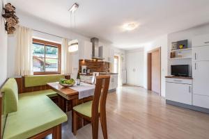 A kitchen or kitchenette at Sigmundhof