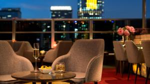 Area tempat duduk di Hotel Indigo Hong Kong Island by IHG
