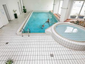 Swimmingpoolen hos eller tæt på 6 person holiday home in Brovst