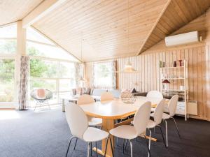 Χώρος καθιστικού στο Serene Retreat in Henne By-By Traum