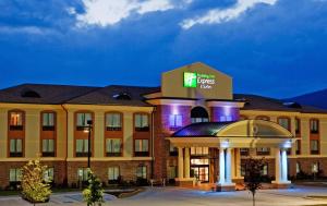 Holiday Inn Express Hotel & Suites Salem, an IHG Hotel في سالم: فندق فيه لافته على واجهة مبنى