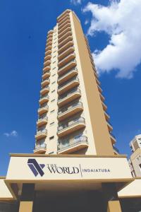 Un edificio alto con un cartel. en The World Indaiatuba, en Indaiatuba