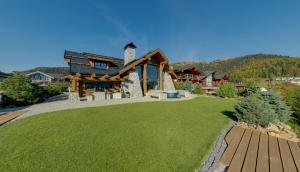 una gran casa de madera con un patio de césped en Chalet Donovalley en Donovaly