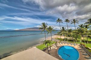 נוף של הבריכה ב-Beachfront Kihei Sanctuary with Lanai and Ocean Views! או בסביבה