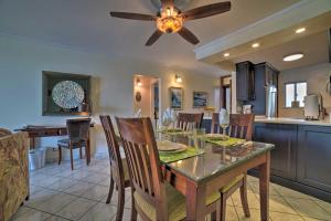 ein Esszimmer und eine Küche mit einem Tisch und Stühlen in der Unterkunft Beachfront Kihei Sanctuary with Lanai and Ocean Views! in Kihei