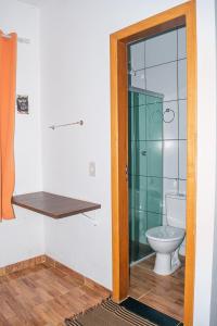 Ένα μπάνιο στο Suítes e Quartos Ouro Verde