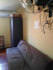 un sofá en una sala de estar con luz en Apartamento Salto Uruguay, en Salto