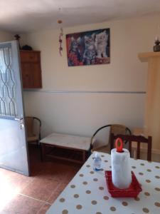 una cocina con una mesa con un contenedor rojo. en Apartamento Salto Uruguay, en Salto