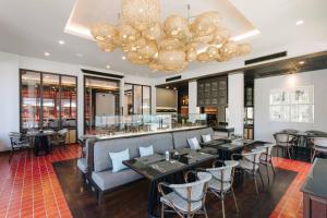 ein Restaurant mit Tischen und Stühlen und einem Kronleuchter in der Unterkunft T Heritage Hotel in Chiang Mai + 33 Fotos