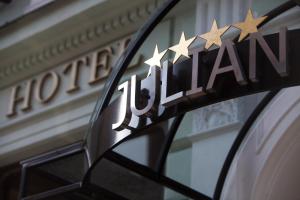 Vottorð, verðlaun, skilti eða annað skjal til sýnis á Hotel Julian