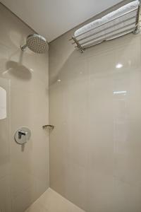 Kupatilo u objektu Whiz Prime Hotel Pajajaran Bogor