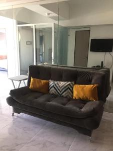 a black leather couch in a room with a mirror at Blue Dreams Apartament Del Valle in Mexico City