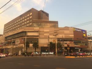 a large building on a city street with a traffic light at Blue Dreams Apartament Del Valle in Mexico City