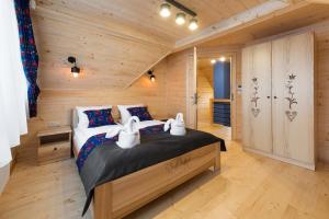 Un pat sau paturi într-o cameră la Chaty u Wiktora