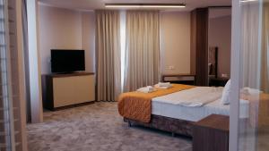 TV a/nebo společenská místnost v ubytování Hotel Lebed