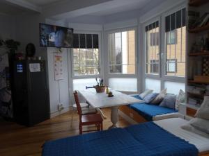 Televízia a/alebo spoločenská miestnosť v ubytovaní Aloha Hostel