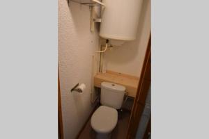 a small bathroom with a toilet in a room at Les Cimes, Chaleureux studio 4 pers, 50m du télécabine, vue dégagée sur les pistes, DRAPS NON COMPRIS in Saint-Jean-d'Aulps