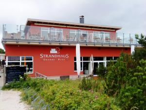 a red building with a sign that reads stranger bar at K&S Ferienwohnungen in Dierhagen