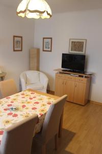 A television and/or entertainment centre at Appartements-Ella