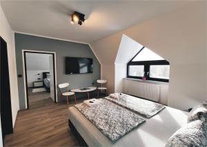 Postel nebo postele na pokoji v ubytování GRAND HARRACHOV PENSION v centru