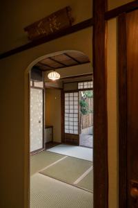una entrada a una habitación con un arco en Osaka Sakainoma hotel Hama en Sakai