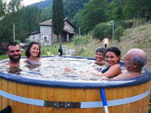 eine Gruppe von Personen in einem Whirlpool in der Unterkunft Agriturismo di là dall'Acqua in Fivizzano