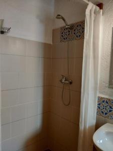 a bathroom with a shower with a shower curtain at Casa Rural El Trepador Azul in Cabeza la Vaca