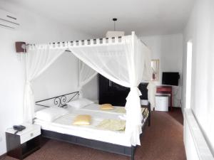 Ліжко або ліжка в номері RHC Royal Hotel