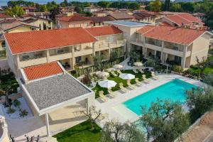 an aerial view of a villa with a swimming pool at Le Ville della Romantica in Manerba del Garda