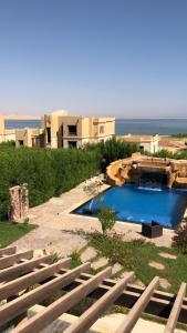Vaizdas į baseiną apgyvendinimo įstaigoje Villa M45 Byoum- Fayoum arba netoliese