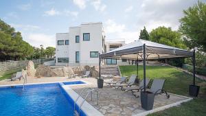 Kolam renang di atau dekat dengan TarracoHomes, TH52 Villa Lighthouse con Piscina Privada, Terraza, y Vistas al Mar