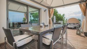 Ruang duduk di TarracoHomes, TH52 Villa Lighthouse con Piscina Privada, Terraza, y Vistas al Mar