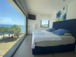 Katil atau katil-katil dalam bilik di TarracoHomes, TH52 Villa Lighthouse con Piscina Privada, Terraza, y Vistas al Mar +32 gambar