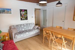 sala de estar con sofá y mesa en JANDRI 4 Appartement 6 personnes -38860 Les 2 Alpes - Pied des pistes, en Les Deux Alpes