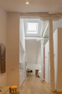 Cette chambre est dotée d'un plafond avec une lucarne. dans l'établissement Apartamento La Olmeda en ElMolinoDeLaSal de Sigüenza, à Sigüenza
