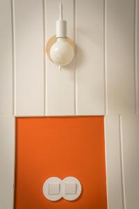 un armario naranja y blanco con una luz en él en Apartamento La Olmeda en ElMolinoDeLaSal de Sigüenza, en Sigüenza