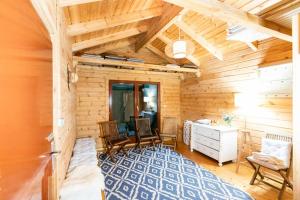 a room with wooden walls and a desk and chairs at Altes Fährhaus - Ferienwohnung Unnern, 170 qm in Wewelsfleth