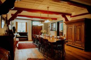 a large dining room with a long table and chairs at Altes Fährhaus - Ferienwohnung Unnern, 170 qm in Wewelsfleth