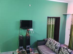TV a/nebo společenská místnost v ubytování Traverse Suite
