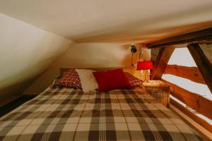 a bedroom with a bed in a attic at Landhaus Kurzenmoor Remise 100 qm 