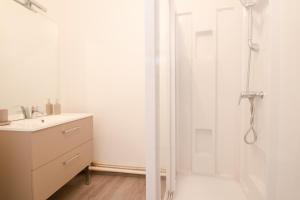 een badkamer met een douche en een wastafel bij Roudadoux in Issoire