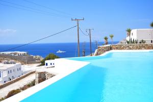 Bazén v ubytování Cavo Blue Villas nebo v jeho okolí