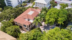 een uitzicht op een huis met palmbomen bij Siesta Key - Miramar 1216 in Siesta Key