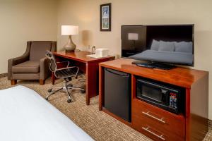 Μια τηλεόραση ή/και κέντρο ψυχαγωγίας στο Comfort Inn & Suites Grundy