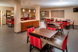 jadalnia ze stołami i krzesłami w restauracji w obiekcie Comfort Inn & Suites w mieście Grundy