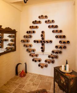 Room in BB - Exclusive and Romantic Boutique Hotel في فتحية: جدار مع مجموعة من زجاجات النبيذ